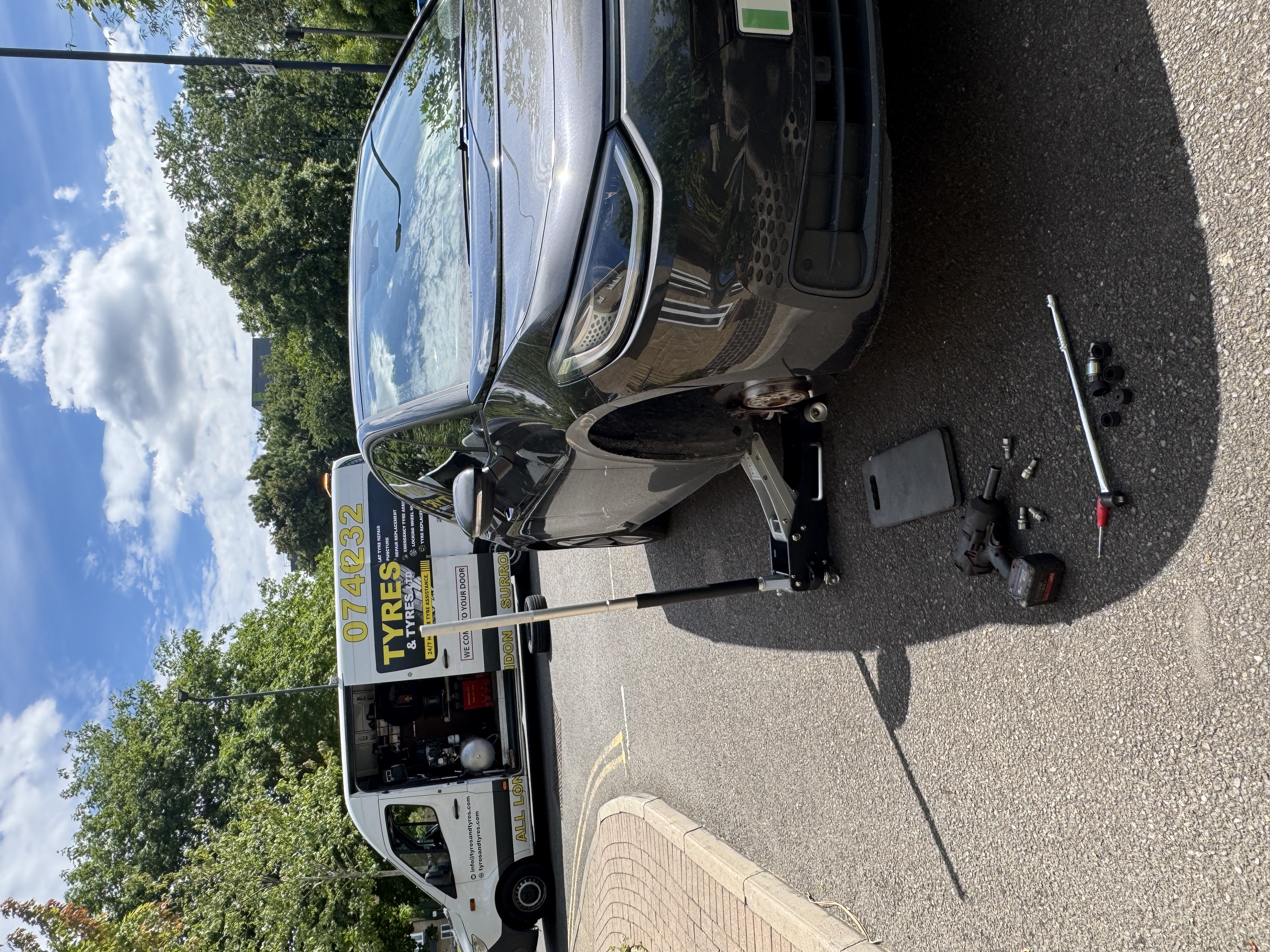 Mobile tyre technician performing 24/7 emergency tyre fitting on location in London